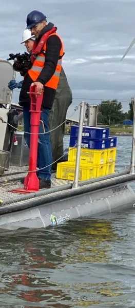 Baggerwerkzaamheden met zuigerboot bij Algerasluis betonvloer